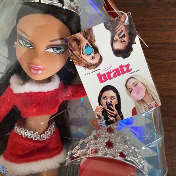 BRATZ Holiday Doll - Picture 4 of 6